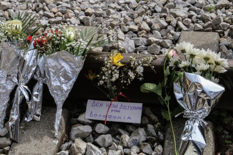 Λίγα λουλούδια κι ένα σημείωμα στη μνήμη των θυμάτων του τραγικού σιδηροδρομικού δυστυχήματος, στο σταθμό της Ραψάνης, στη Λάρισα (φωτ.: EUROKINISSI/Λεωνίδας Τζέκας)