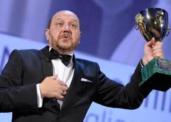 Ο Θέμης Πάνου με το βραβείο που κέρδισε στο 70ό Φεστιβάλ Βενετίας το 2013 για την ερμηνεία του στην ταινία «Miss Violence» (φωτ.: EPA / Claudio Onorati)
