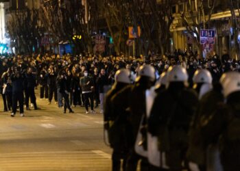 Αστυνομικές δυνάμεις επιτηρούν την πορεία κατά τη διάρκεια επεισοδίων μετά από την πορεία διαμαρτυρίας στο κέντρο της Θεσσαλονίκης (φωτ.: ΑΠΕ-ΜΠΕ/Αχιλλέας Χήρας)