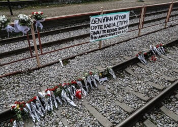 Λουλούδια στη μνήμη των θυμάτων του σιδηροδρομικού δυστυχήματος, στο Σταθμό Ραψάνης του νομού Λάρισας (φωτ.: EUROKINISSI / Λεωνίδας Τζέκας)