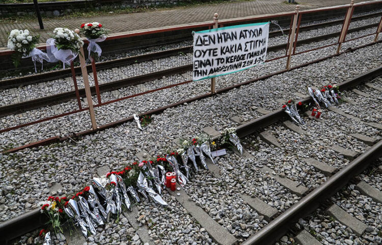 Λουλούδια στη μνήμη των θυμάτων του σιδηροδρομικού δυστυχήματος, στο Σταθμό Ραψάνης του νομού Λάρισας (φωτ.: EUROKINISSI / Λεωνίδας Τζέκας)