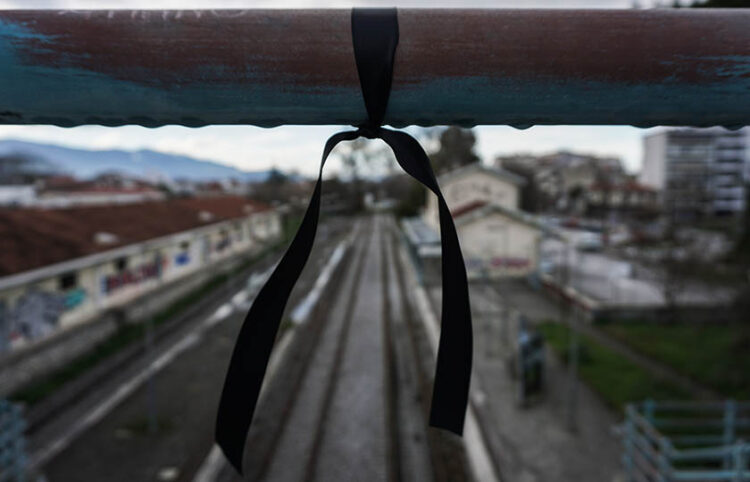 Μια μαύρη κορδέλα με φόντο τις σιδηροδρομικές γραμμές (φωτ.: EUROKINISSI / Θανάσης Καλλιάρας)