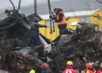 Συνεχίζονται οι έρευνες των σωστικών συνεργείων για τους αγνοούμενους στο πολύνεκρο σιδηροδρομικό δυστύχημα στα Τέμπη (φωτ: ΜΟΤΙΟΝΤΕΑΜ/Βασίλης Βερβερίδης)