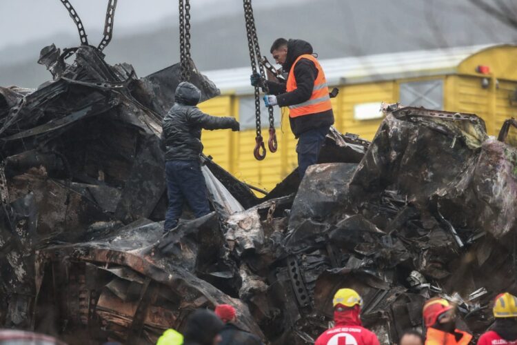 Συνεχίζονται οι έρευνες των σωστικών συνεργείων για τους αγνοούμενους στο πολύνεκρο σιδηροδρομικό δυστύχημα στα Τέμπη (φωτ: ΜΟΤΙΟΝΤΕΑΜ/Βασίλης Βερβερίδης)