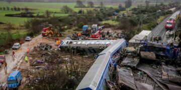 Συνεχίζονται οι έρευνες των σωστικών συνεργείων για τους αγνοούμενους στο πολύνεκρο σιδηροδρομικό δυστύχημα στα Τέμπη (φωτ.: EUROKINISSI/Λεωνίδας Τζέκας)