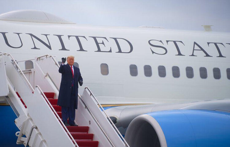 Ο Ντόναλντ Τραμπ κατεβαίνει από το προεδρικό αεροσκάφος (φωτ.: Facebook / Donald J. Trump)