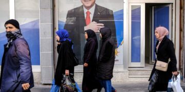Με το χέρι στην καρδιά έχει φωτογραφηθεί ο Ρετζέπ Ταγίπ Ερντογάν, όπως φαίνεται στην αφίσα πολιτικού γραφείου του κυβερνώντος κόμματος ΑΚΡ, στο Ντιγιαρμπακίρ, ενόψει των προεδρικών και βουλευτικών εκλογών στην Τουρκία (φωτ.: EPA/Sedat Suna)