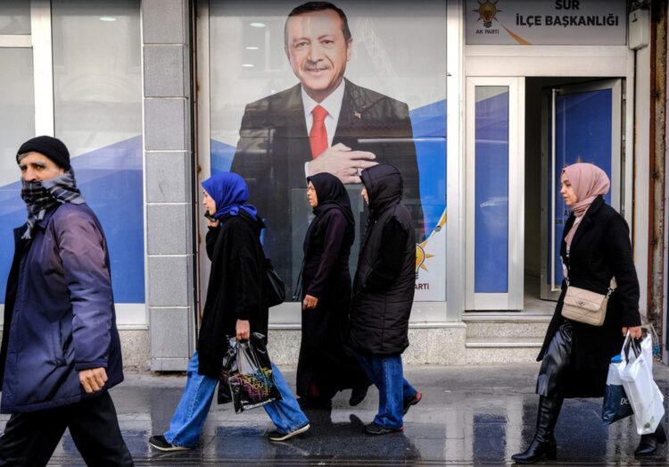 Με το χέρι στην καρδιά έχει φωτογραφηθεί ο Ρετζέπ Ταγίπ Ερντογάν, όπως φαίνεται στην αφίσα πολιτικού γραφείου του κυβερνώντος κόμματος ΑΚΡ, στο Ντιγιαρμπακίρ, ενόψει των προεδρικών και βουλευτικών εκλογών στην Τουρκία (φωτ.: EPA/Sedat Suna)