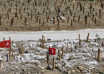 Εκατοντάδες πρόχειροι τάφοι σε μαζικό νεκροταφείο για τα θύματα του σεισμού στην επαρχία Χατάι (φωτ.: EPA/Sedat Suna)