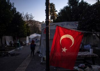 Σημαία της Τουρκίας κρέμεται σε καταυλισμό επιζώντων από το φονικό σεισμό της 6ης Φεβρουαρίου. Χθες, ο πρόεδρος Ρετζέπ Ταγίπ Ερντογάν έβαλε τέλος στα σενάρια αναβολής των εκλογών λόγω των σεισμών, δηλώνοντας ότι θα διεξαχθούν στις 14 Μαΐου, όπως είχε αρχικά προγραμματιστεί (φωτ.: EPA/Martin Divisek)