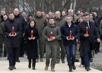 Από αριστερά, ο πρόεδρος της Σλοβακίας Εντουάντ Χέγκερ, η πρόεδρος της Μολδαβίας Μάια Σαντού, ο Ουκρανός πρόεδρος Βολοντίμιρ Ζελένσκι, ο Σλοβένος πρωθυπουργός Ρόμπερτ Γκολόμπ και ο Κροάτης πρωθυπουργός Αντρέι Πλένκοβιτς κρατούν κεριά στο σημείο όπου ανακαλύφθηκε μαζικός τάφος μετά από την αποχώρηση των ρωσικών στρατευμάτων από την Μπούτσα, έξω από το Κίεβο (φωτ.: EPA/Andrii Nesterenko)