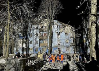 Σωστικά συνεργεία επιχειρούν σε κατεστραμμένο κτήριο κατοικιών στη Ζαπορίζια, στην Ουκρανία (φωτ.: EPA/Γενική Γραμματεία δήμου Ζαπορίζια)