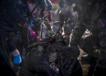 Διασώστες μεταφέρουν τραυματισμένο Ουκρανό στρατιώτη από την πρώτη γραμμή του μετώπου στην Μπαχμούτ (φωτ.: EPA / Ricardo Garcia Vilanova)