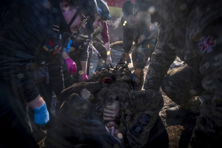 Διασώστες μεταφέρουν τραυματισμένο Ουκρανό στρατιώτη από την πρώτη γραμμή του μετώπου στην Μπαχμούτ (φωτ.: EPA / Ricardo Garcia Vilanova)