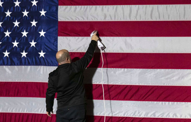 Tο απαραίτητο… σιδέρωμα στην αμερικανική σημαία πριν από επίσημη εκδήλωση στο Πανεπιστήμιο Bowie στο Μέριλαντ (φωτ.: EPA / Sarah Silbiger / POOL)