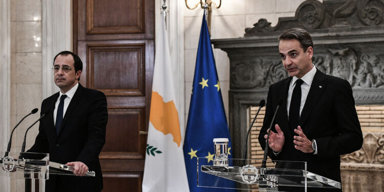 Στιγμιότυπο από προηγούμενη συνάντηση του Κυριάκου Μητσοτάκη με τον Νίκο Χριστοδουλίδη (φωτ. αρχείου: EUROKINISSI / Τατιάνα Μπόλαρη)
