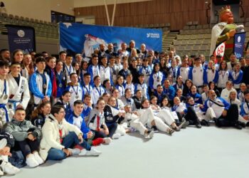 Αθλητές, αθλήτριες με τα μετάλλιά τους, προπονητές και συνοδοί της ελληνικής αποστολής των 230 ατόμων, η οποία κατέκτησε για μία ακόμη χρονιά την κορυφή της Ευρώπης (φωτ.: facebook/ΕΦΕΟ Ζίου Ζίτσου)