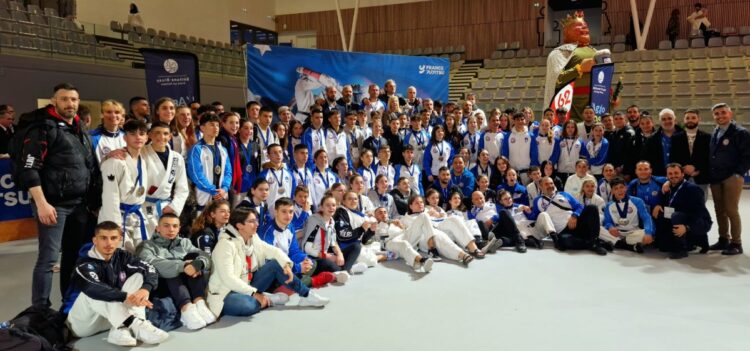 Αθλητές, αθλήτριες με τα μετάλλιά τους, προπονητές και συνοδοί της ελληνικής αποστολής των 230 ατόμων, η οποία κατέκτησε για μία ακόμη χρονιά την κορυφή της Ευρώπης (φωτ.: facebook/ΕΦΕΟ Ζίου Ζίτσου)