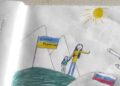Τα προβλήματα της οικογένειας άρχισαν τον περασμένο Απρίλιο, όταν η Μαρία ζωγράφισε αυτή τη ζωγραφιά και έγραψε «Ζήτω η Ουκρανία» και τη φράση «Όχι στον πόλεμο» πάνω στη ρωσική σημαία (φωτ.: BBC/Olga Podolskaya)