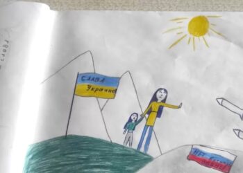 Τα προβλήματα της οικογένειας άρχισαν τον περασμένο Απρίλιο, όταν η Μάσα ζωγράφισε αυτή τη ζωγραφιά και έγραψε «Ζήτω η Ουκρανία» και τη φράση «Όχι στον πόλεμο» πάνω στη ρωσική σημαία (φωτ.: BBC/Olga Podolskaya)