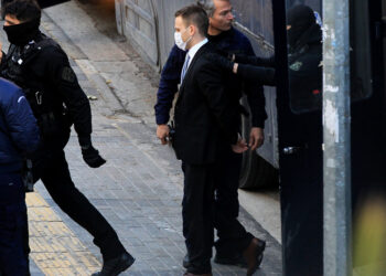 Ο κατηγορούμενος Μπάμπης Αναγνωστόπουλος οδηγείται στο Εφετείο Αθηνών (φωτ.: ΑΠΕ-ΜΠΕ / Αλέξανδρος Βλάχος)