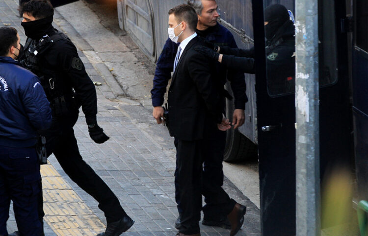 Ο κατηγορούμενος Μπάμπης Αναγνωστόπουλος οδηγείται στο Εφετείο Αθηνών (φωτ.: ΑΠΕ-ΜΠΕ / Αλέξανδρος Βλάχος)