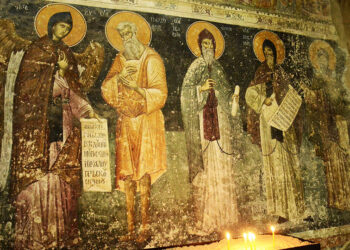Ο άγγελος παραδίδει στον Άγιο Παχώμιο το τυπικό του πρώτου μοναστικού κοινοβίου. Ναός του Αγίου Γεωργίου, Στάρο Ναγκορίτσινο, 14ος αι. (πηγή: commons.wikimedia.org)