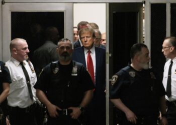 Ο πρώην πρόεδρος των ΗΠΑ Ντόναλντ Τραμπ φθάνει στην αίθουσα του δικαστηρίου εντός του Ποινικού Δικαστηρίου της Νέας Υόρκης (φωτ.: EPA/JUSTIN LANE)