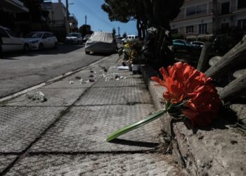 Λουλούδια στο σημείο όπου έπεσε νεκρός ο δημοσιογράφος Γιώργος Καραϊβάζ, τον Απρίλιο του 2021, στον Άλιμο (φωτ. αρχείου: Eurokinissi/Γιάννης Παναγόπουλος)