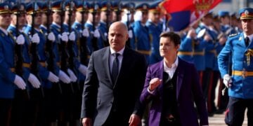 Η πρωθυπουργός της Σερβίας Άνα Μπρνάμπιτς και ο σκοπιανός ομόλογός της Ντιμίταρ Κοβάτσεβσκι επιθεωρούν την τιμητική φρουρά στο Βελιγράδι (φωτ.: EPA/Andrej Cukic)