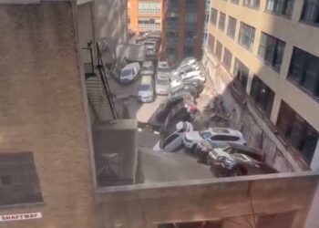 Το κτήριο στο Μανχάταν στο οποίο κατέρρευσε ένας όροφος (φωτ.: twitter.com/rawsalerts)