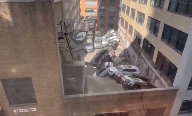 Το κτήριο στο Μανχάταν στο οποίο κατέρρευσε ένας όροφος (φωτ.: twitter.com/rawsalerts)