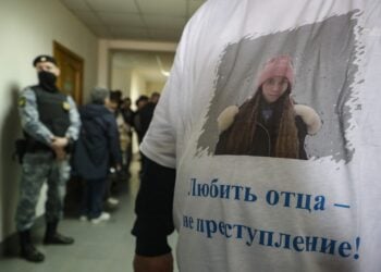 Υποστηρικτής της οικογένειας Μοσκάλεβα φοράει μπλουζάκι με τη φωτογραφία της Μάσα και το σύνθημα «Το να αγαπάς τον πατέρα σου δεν είναι έγκλημα», στη διάρκεια της ακρόασης για τον περιορισμό των γονεϊκών δικαιωμάτων του Αλεξέι Μοσκαλιόφ (φωτ.: EPA/Maxim Shipenkov)