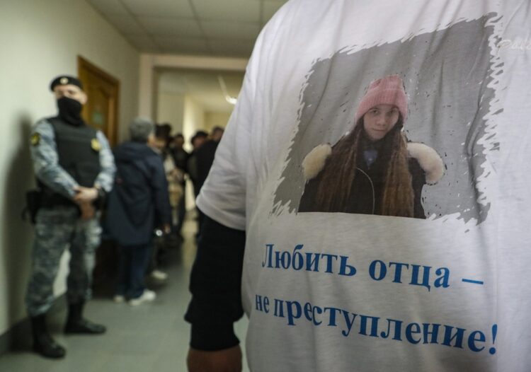 Υποστηρικτής της οικογένειας Μοσκάλεβα φοράει μπλουζάκι με τη φωτογραφία της Μάσα και το σύνθημα «Το να αγαπάς τον πατέρα σου δεν είναι έγκλημα», στη διάρκεια της ακρόασης για τον περιορισμό των γονεϊκών δικαιωμάτων του Αλεξέι Μοσκαλιόφ (φωτ.: EPA/Maxim Shipenkov)