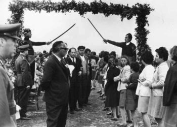 Καγκελευτός χορός του Πάσχα, Ιερισσός 1969 (πηγή: domnasamiou.gr /Αρχείο Γιάννη Μαρίνου, επίτιμου προέδρου του Πολιτιστικού συλλόγου Ιερισσού «Ο Κλειγένης» )