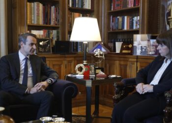 Συνάντηση της προέδρου της Δημοκρατίας Κατερίνας Σακελλαροπούλου με τον πρωθυπουργό Κυριάκο Μητσοτάκη (φωτ. αρχείου: Eurokinissi/Γιώργος Κονταρίνης)