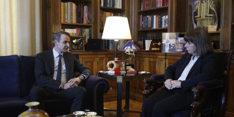 Συνάντηση της προέδρου της Δημοκρατίας Κατερίνας Σακελλαροπούλου με τον πρωθυπουργό Κυριάκο Μητσοτάκη (φωτ. αρχείου: Eurokinissi/Γιώργος Κονταρίνης)