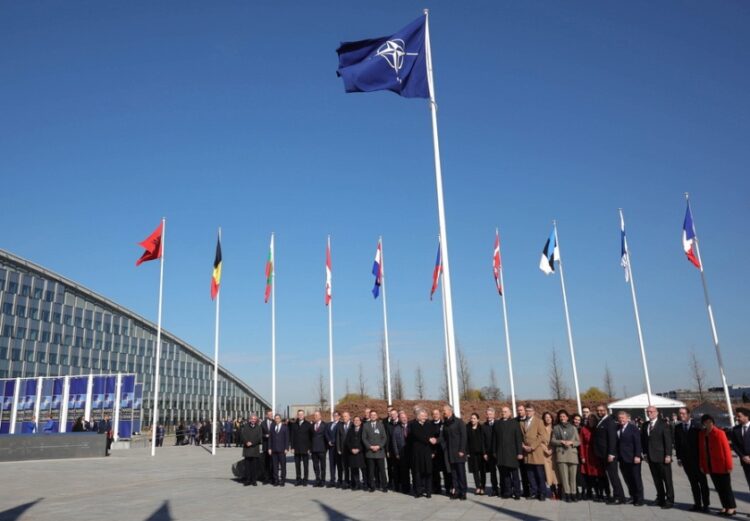 Αξιωματούχοι στην τελετή έπαρσης της σημαίας για την ένταξη της Φινλανδίας στο ΝΑΤΟ, στην έδρα της Συμμαχίας στις Βρυξέλλες (φωτ.: EPA/OLIVIER MATTHYS / POOL)