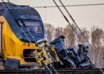 Εκτροχιασμός τρένου στην Ολλανδία μετά από πρόσκρουση σε γερανό κατασκευών (φωτ.: EPA/Remko De Waal
