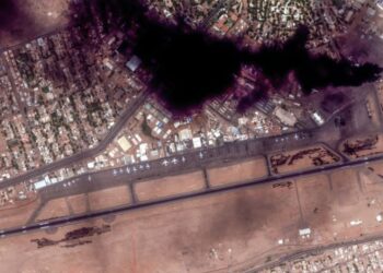 Δορυφορική εικόνα δείχνει τους καπνούς από τις εκρήξεις και την ανταλλαγή πυρών στην περιοχή του αεροδρομίου του Χαρτούμ (φωτ.: EPA/ MAXAR TECHNOLOGIES)