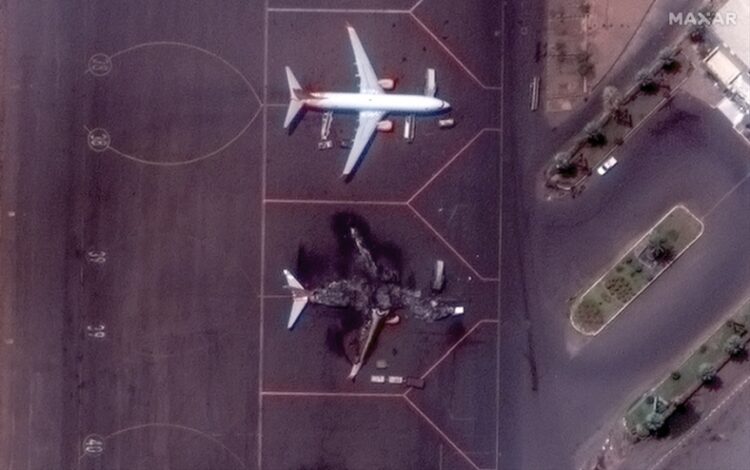 Δορυφορική εικόνα
που έδωσε στη δημοσιότητα
η Maxar Technologies, δείχνει ένα κατεστραμμένο αεροσκάφος στο διεθνές αεροδρόμιο του Χαρτούμ, στο Σουδάν (φωτ.: EPA/ SATELLITE IMAGE 2023 MAXAR TECHNOLOGIES)