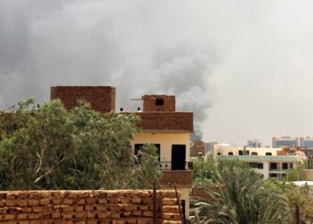 Καπνός φαίνεται πάνω από κτήρια στο Χαρτούμ την ώρα που ακούγονται πυροβολισμοί και εκρήξεις καθώς μαίνονται οι βίαιες συγκρούσεις μεταξύ του σουδανικού στρατού και παραστρατιωτικών (φωτ.: EPA/Mohnd Awad)
