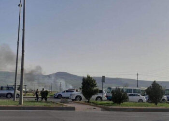 Καπνός μετά το βομβαρδισμό του αεροδρομίου της Σουλεϊμανίγια στο Ιρακινό Κουρδιστάν (φωτ.: Twitter / Peshmerga)