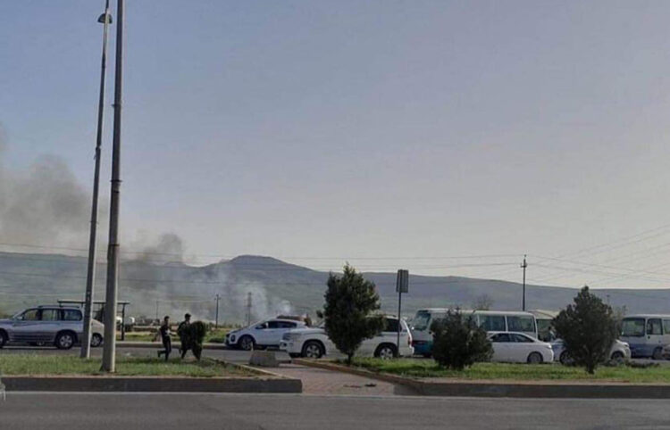 Καπνός μετά το βομβαρδισμό του αεροδρομίου της Σουλεϊμανίγια στο Ιρακινό Κουρδιστάν (φωτ.: Twitter / Peshmerga)