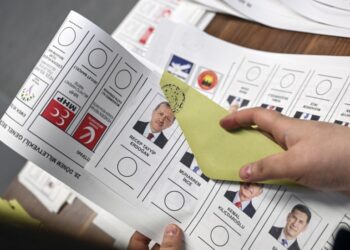 Τούρκοι που ζουν στο εξωτερικό ψηφίζουν ενόψει των βουλευτικών και προεδρικών εκλογών στην πατρίδα τους (φωτ.: EPA/Filip Singer)