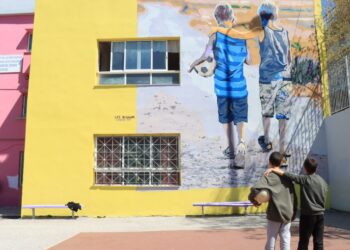 Σκοπός της τοιχογραφίας είναι να εμπεδωθεί «ένα κλίμα συνεργασίας φιλίας και αγάπης, μέσα στα σχολεία (φωτ.: Δήμος Νεάπολης-Συκεών)