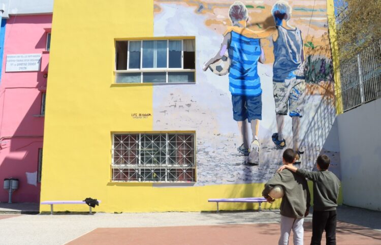Σκοπός της τοιχογραφίας είναι να εμπεδωθεί «ένα κλίμα συνεργασίας φιλίας και αγάπης, μέσα στα σχολεία (φωτ.: Δήμος Νεάπολης-Συκεών)
