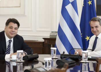 Ο πρωθυπουργός Κυριάκος Μητσοτάκης με τον πρέσβη των ΗΠΑ στην Αθήνα Τζορτζ Τσούνη (φωτ.: twitter.com/USAmbassadorGR)