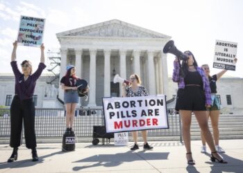 Αντίπαλοι της άμβλωσης διαμαρτύρονται έξω από το Ανώτατο Δικαστήριο των ΗΠΑ την ώρα που συνεδριάζει για την αναστολή περιορισμών στη χρήση του χαπιού για την άμβλωση (Φωτ.: EPA/Jim Lo Scalzo)
