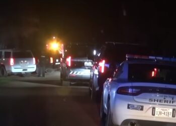 Οχήματα της αστυνομίας στο σημείο του αιματηρού επεισοδίου στο Κλίβελαντ του Τέξας (φωτ.: youtube.com/@10TampaBay)